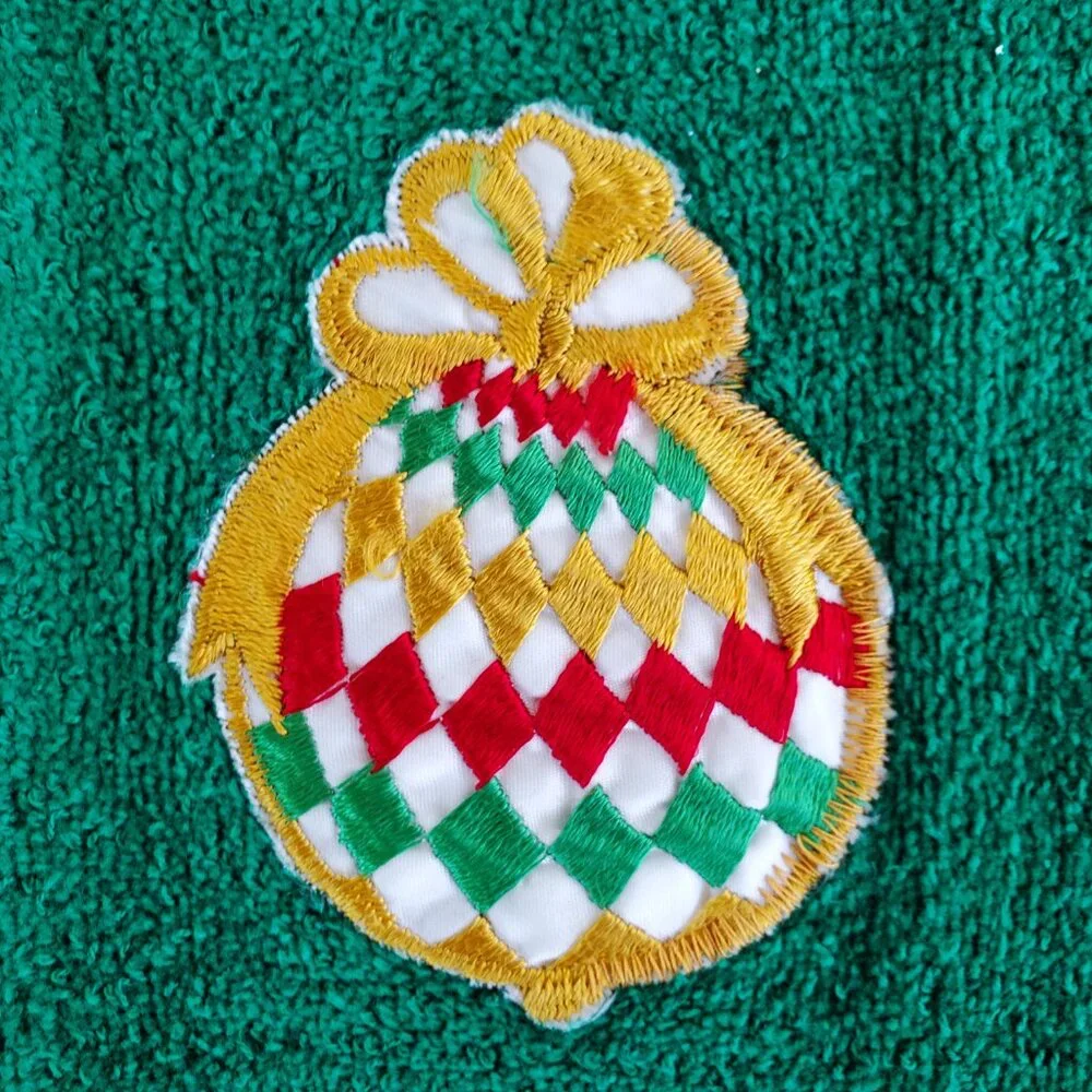 Christmas Holiday Fringe Fingertip Towels 3 Green 1 Red Applique Tree & Ornament